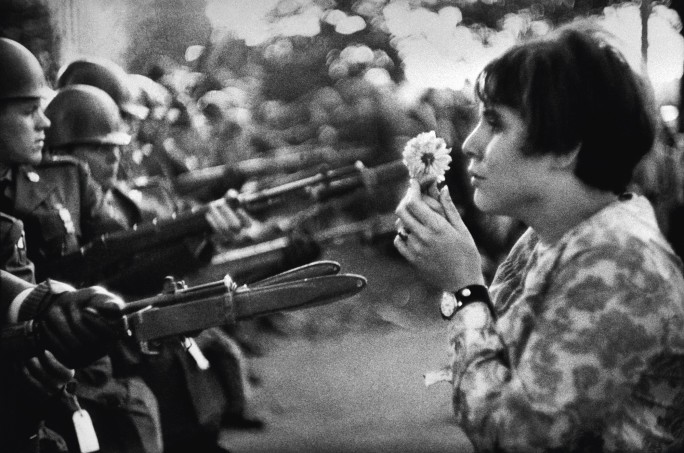 Anti-Vietnam peace protestor Jan Rose Kasmin confronting the American National Guard with a chrysanthemum flower outside the Pentagon, 1967. Photo: © Marc Riboud / Fonds Marc Riboud au MNAAG / Magnum Photos.