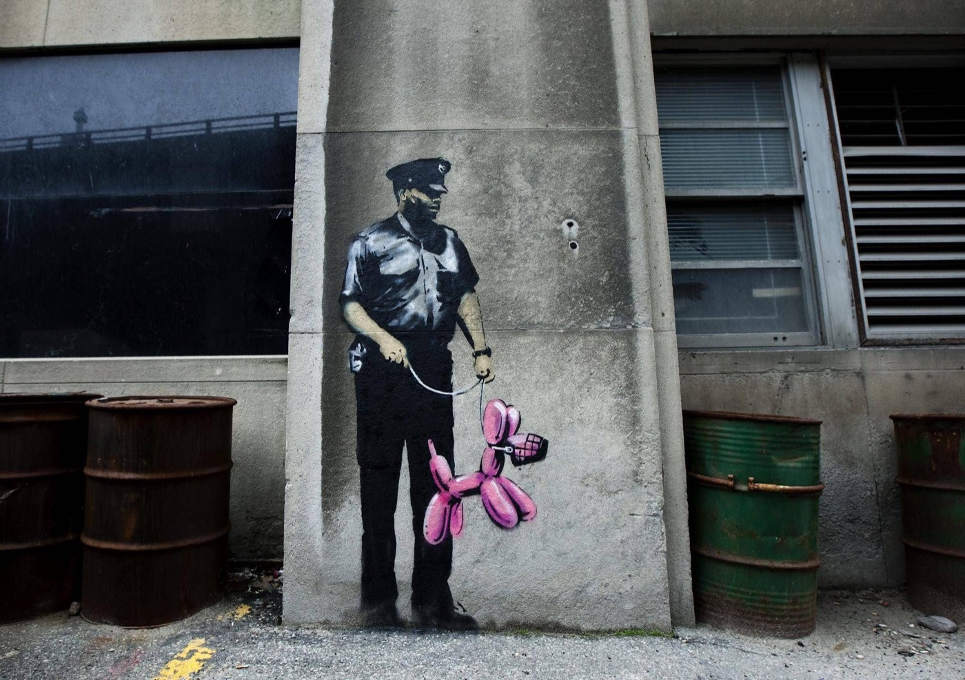 Security Guard with Koons Dog, Toronto, May 2010
